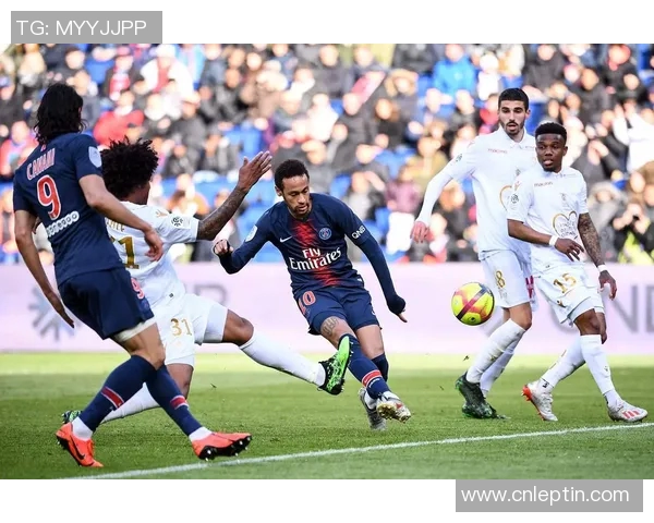 内马尔传射巴黎圣日耳曼击败里昂，领先法甲榜首者！