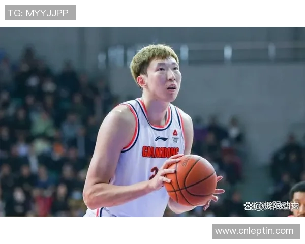 周琦下赛季将继续留在NBA，他已完成与火箭队的续约谈判