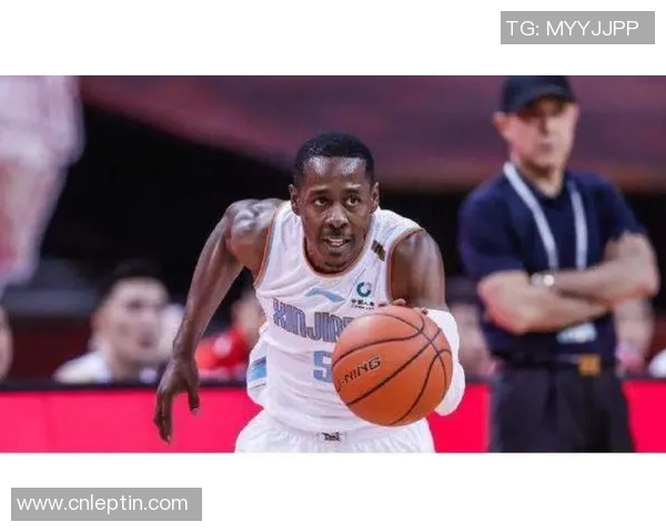 黄蜂队核心球员戴维-格林因膝伤缺席比赛，对球队前景产生重大影响